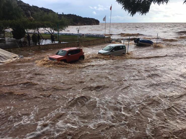 Son dakika... Mersinin Silifke ilçesinde sel... Araçlar sel sularına kapıldı
