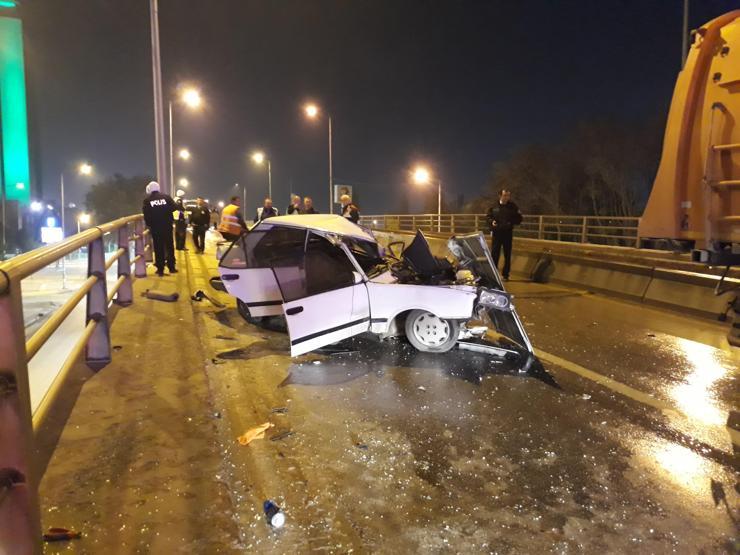Kontrolden çıkan otomobil belediyenin temizlik aracına çarptı