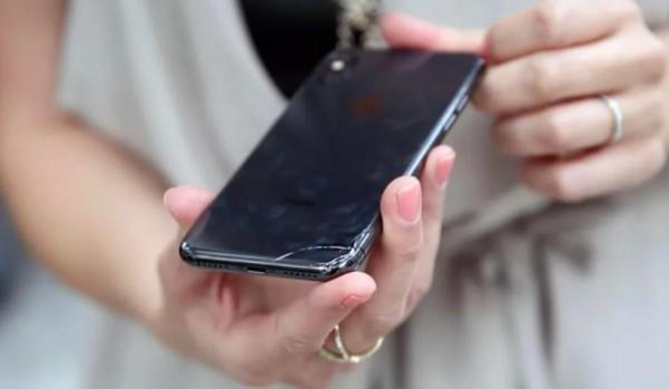 iPhone X ilk düşüşte kırılıyor