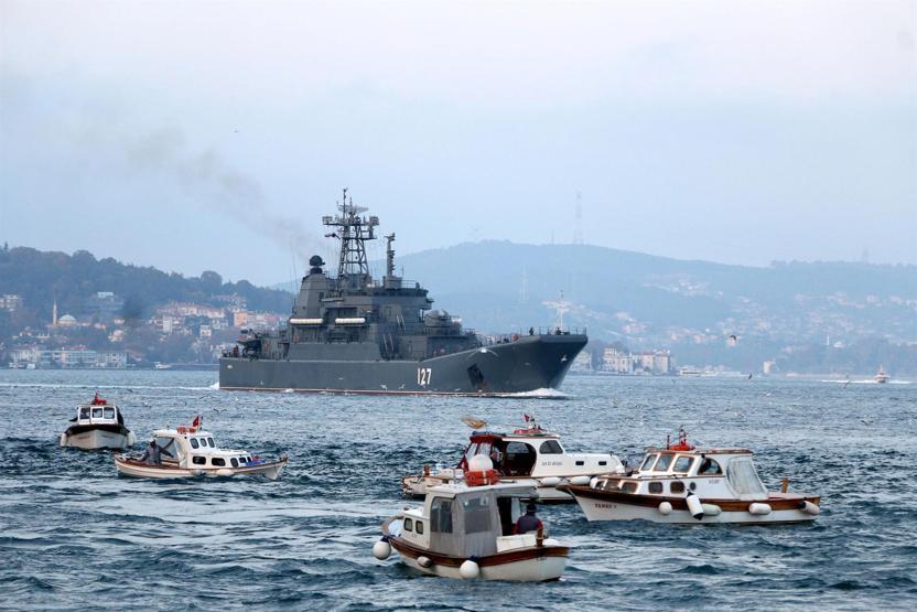 Silahlı askerlerin nöbet tuttuğu Rus savaş gemisi boğazdan geçti