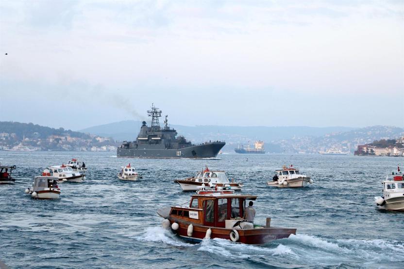 Silahlı askerlerin nöbet tuttuğu Rus savaş gemisi boğazdan geçti