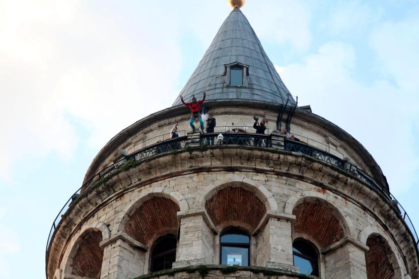 Galata Kulesinden atladı