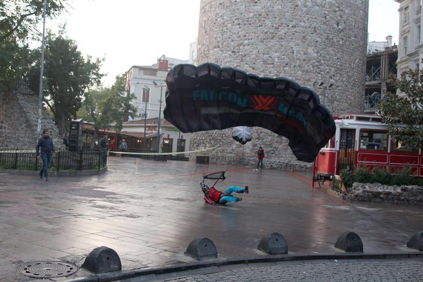 Galata Kulesinden atladı
