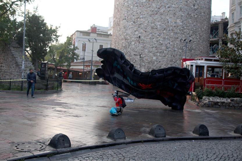 Galata Kulesinden atladı