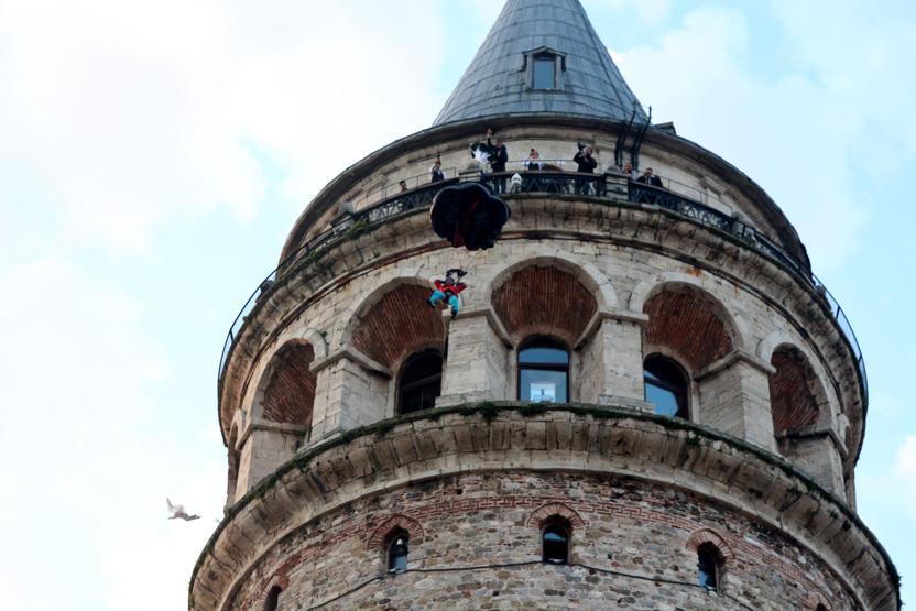 Galata Kulesinden atladı
