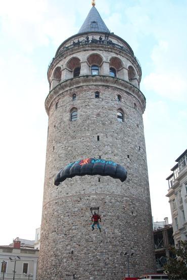 Galata Kulesinden atladı