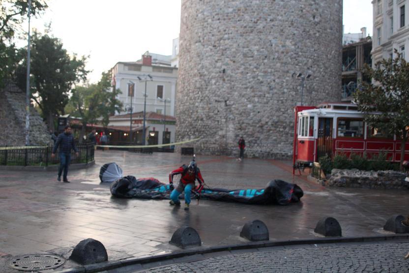 Galata Kulesinden atladı