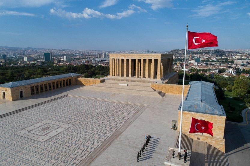 Bayrağın gönderden hiç inmediği yer: Anıtkabir