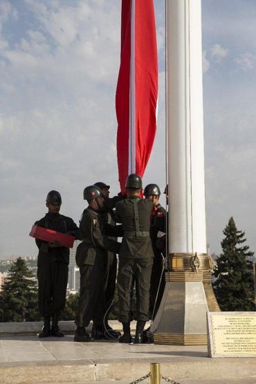 Bayrağın gönderden hiç inmediği yer: Anıtkabir