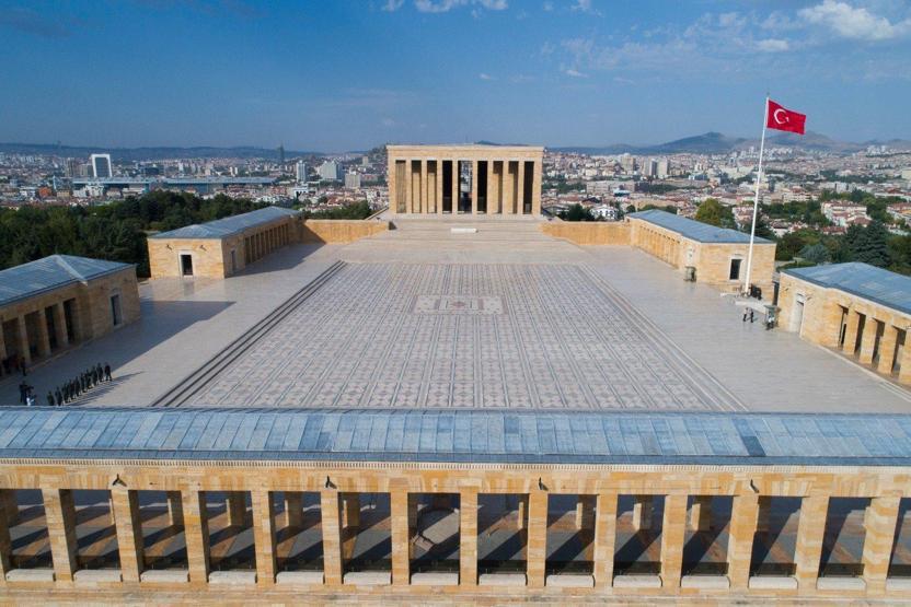 Bayrağın gönderden hiç inmediği yer: Anıtkabir