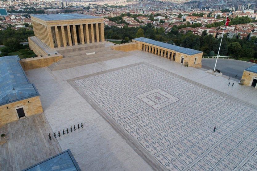 Bayrağın gönderden hiç inmediği yer: Anıtkabir