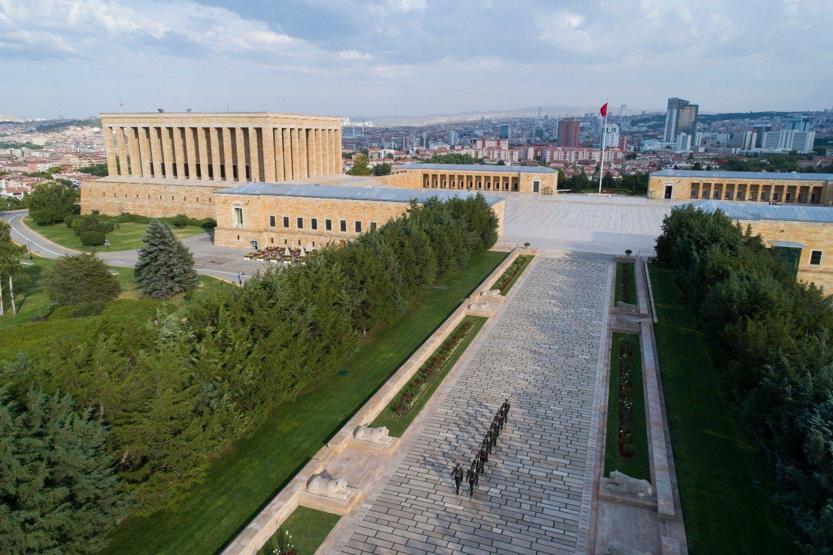 Bayrağın gönderden hiç inmediği yer: Anıtkabir