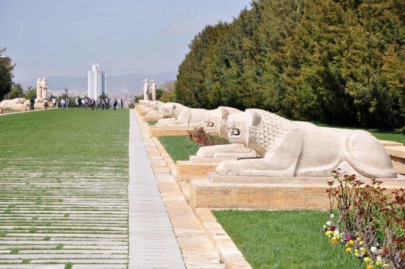 Bayrağın gönderden hiç inmediği yer: Anıtkabir