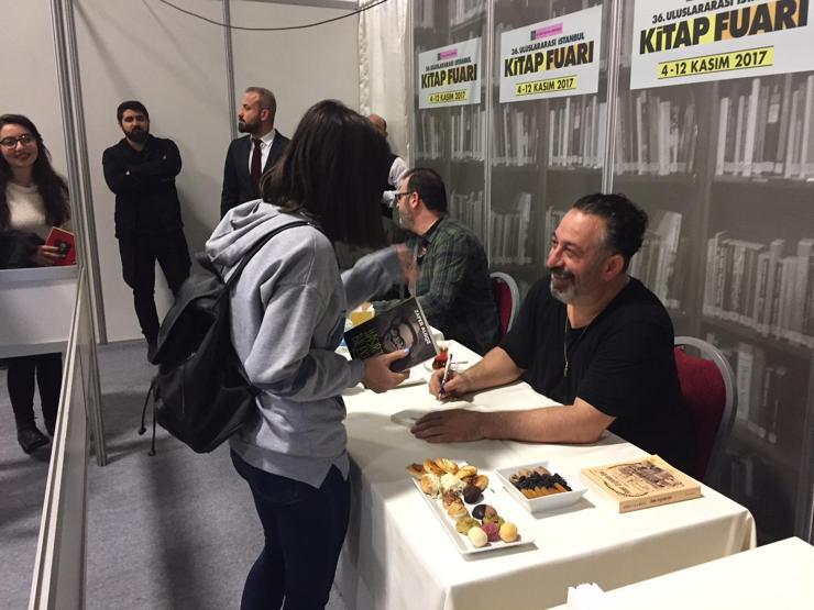 Kitap fuarında Cem Yılmaz izdihamı
