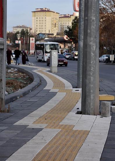 Belediyenin yaptığı görme engelli yolu pes dedirtti