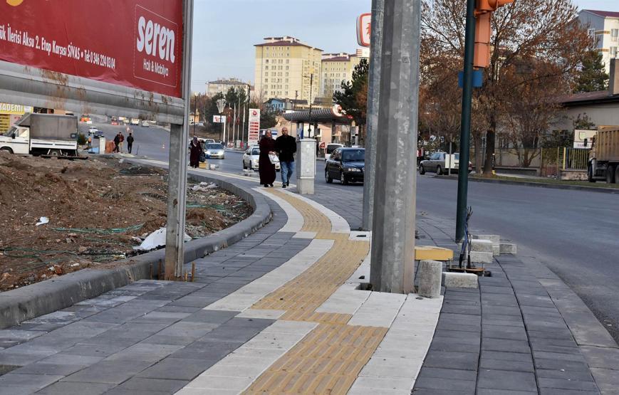 Belediyenin yaptığı görme engelli yolu pes dedirtti
