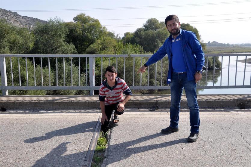 Bakımsızlıktan dökülen köprüden geçenler korku içinde