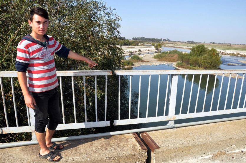 Bakımsızlıktan dökülen köprüden geçenler korku içinde