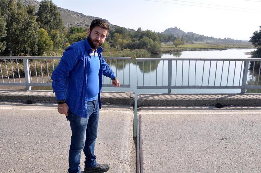 Bakımsızlıktan dökülen köprüden geçenler korku içinde