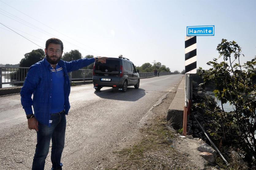 Bakımsızlıktan dökülen köprüden geçenler korku içinde
