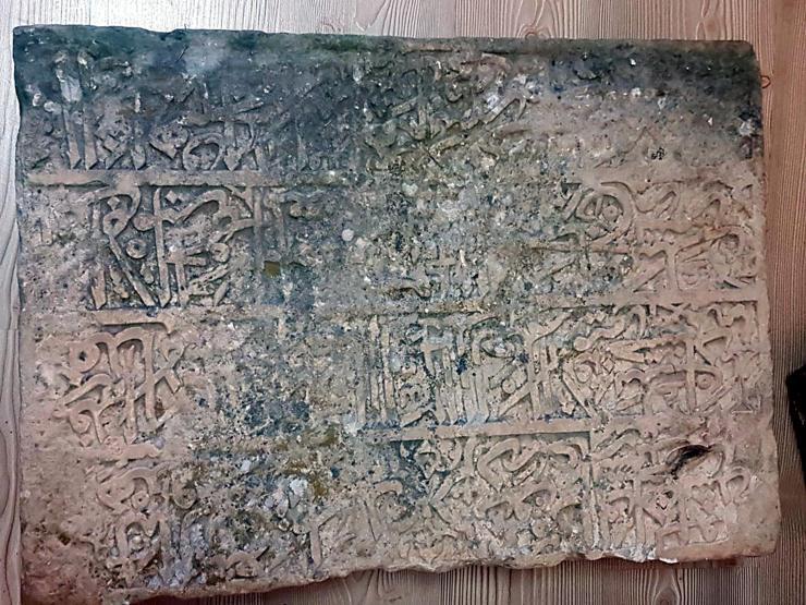 Kayıp tarihi kitabe Tuncelide tesadüfen bulundu