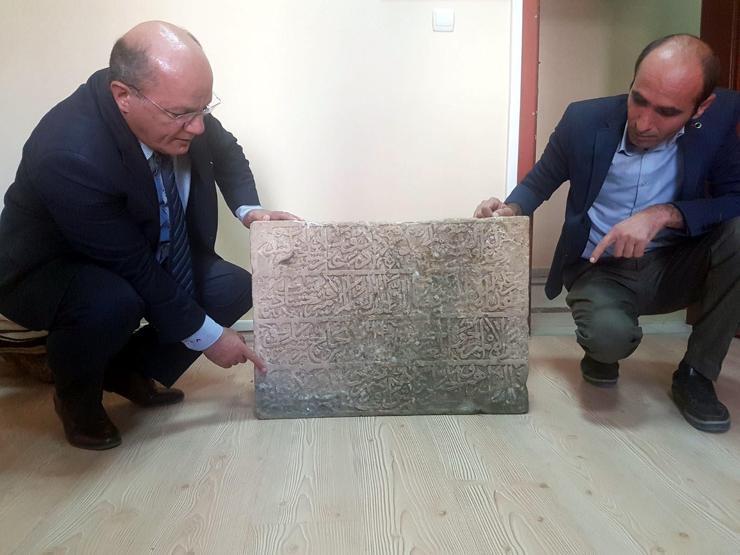 Kayıp tarihi kitabe Tuncelide tesadüfen bulundu