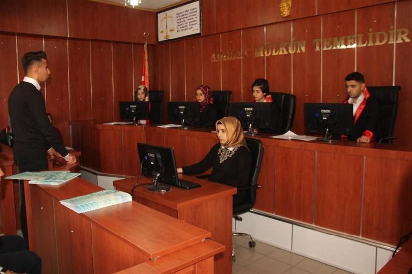 Burası mahkeme salonu değil aslında bir sınıf