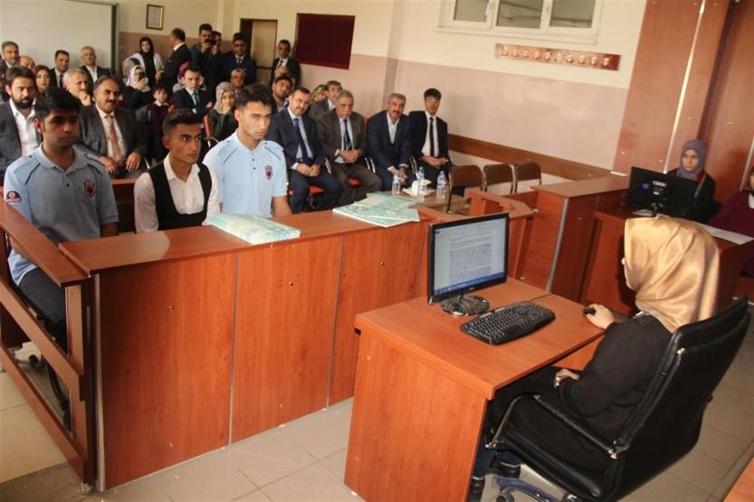 Burası mahkeme salonu değil aslında bir sınıf