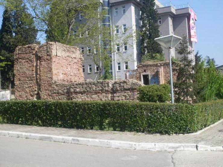 V. Muradın av köşküne modern restorasyon: Parke zemin, cam tavan, klima ve kalorifer peteği