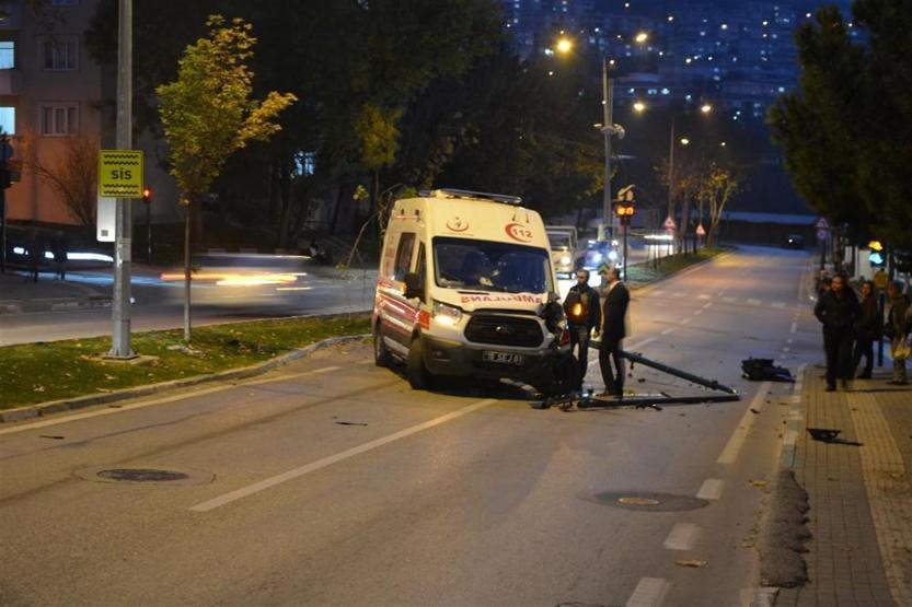 Ambulans trafik ışıklarına gelince ortalık karıştı: 4 yaralı