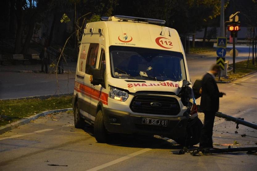Ambulans trafik ışıklarına gelince ortalık karıştı: 4 yaralı