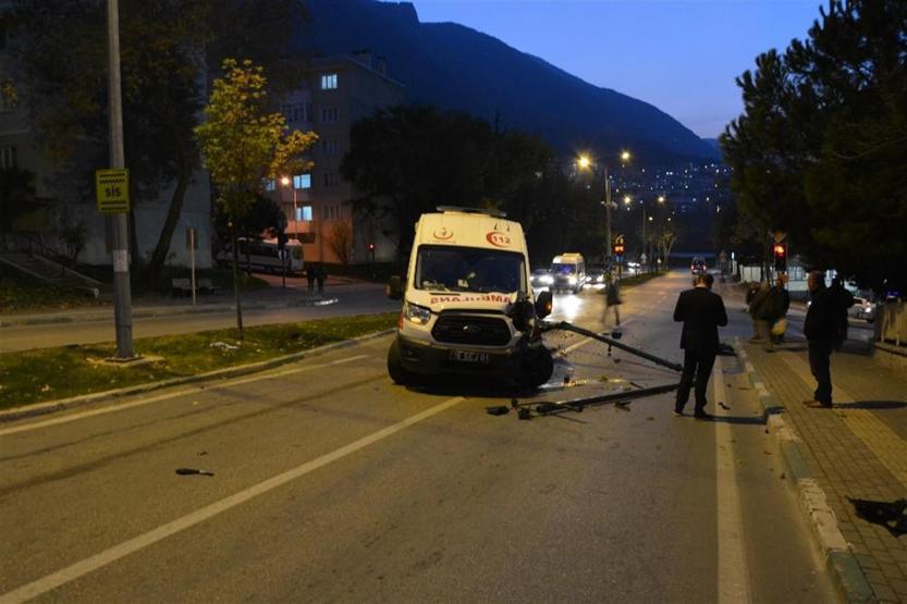 Ambulans trafik ışıklarına gelince ortalık karıştı: 4 yaralı