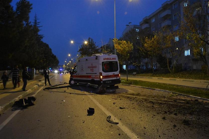 Ambulans trafik ışıklarına gelince ortalık karıştı: 4 yaralı