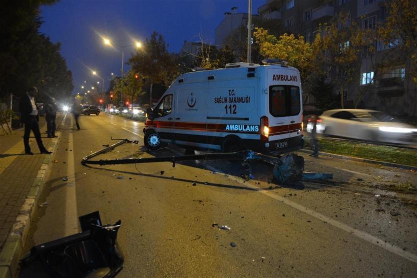 Ambulans trafik ışıklarına gelince ortalık karıştı: 4 yaralı