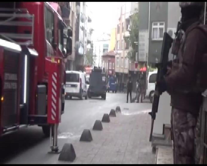 Beyoğlunda hareketli saatler: Korkuluklar kesildi, duvarlar balyozlarla kırıldı