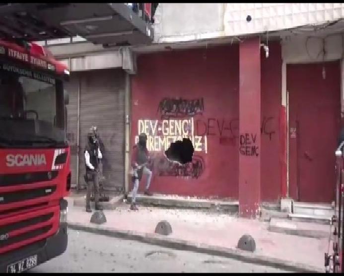 Beyoğlunda hareketli saatler: Korkuluklar kesildi, duvarlar balyozlarla kırıldı