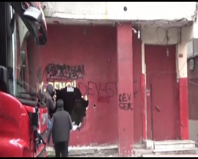 Beyoğlunda hareketli saatler: Korkuluklar kesildi, duvarlar balyozlarla kırıldı