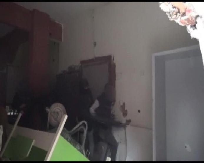 Beyoğlunda hareketli saatler: Korkuluklar kesildi, duvarlar balyozlarla kırıldı