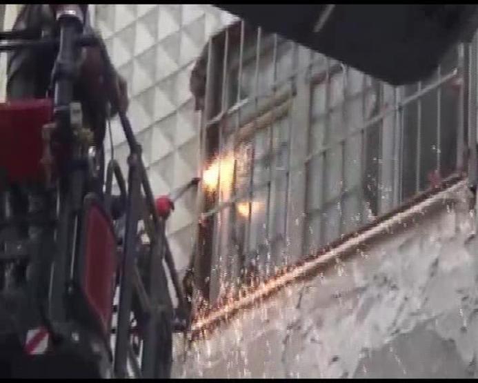 Beyoğlunda hareketli saatler: Korkuluklar kesildi, duvarlar balyozlarla kırıldı
