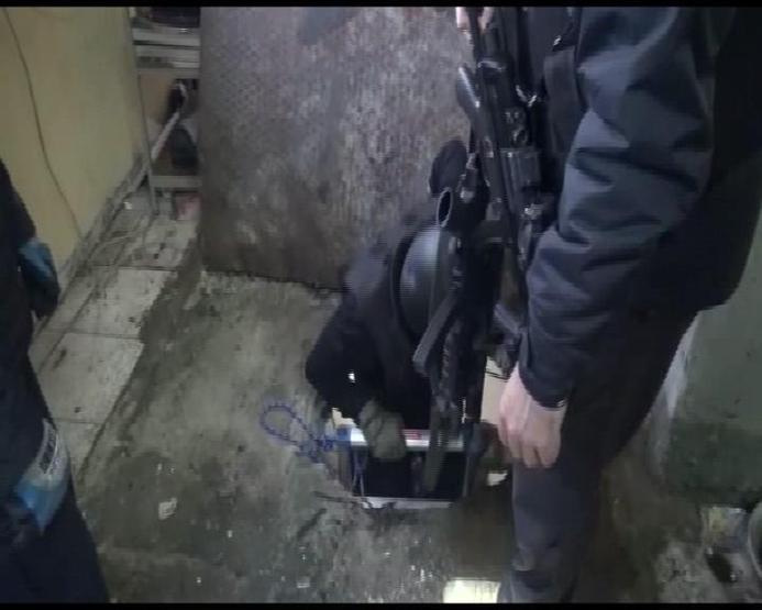 Beyoğlunda hareketli saatler: Korkuluklar kesildi, duvarlar balyozlarla kırıldı