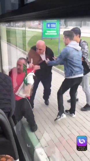 Şoför, yolcuyu otobüsten iterek aşağı attı