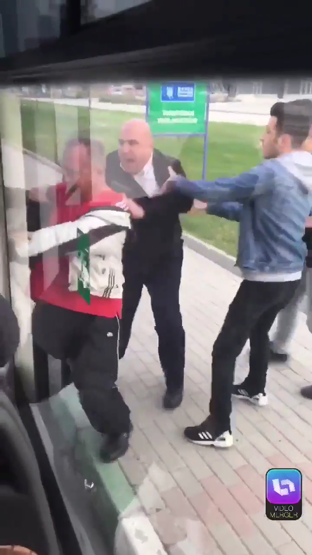 Şoför, yolcuyu otobüsten iterek aşağı attı