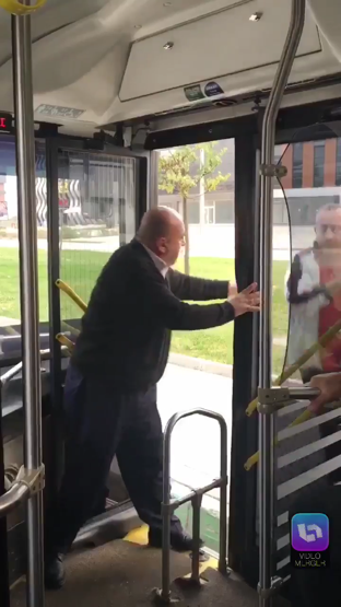 Şoför, yolcuyu otobüsten iterek aşağı attı