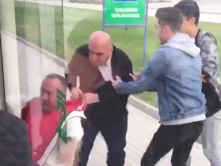 Şoför, yolcuyu otobüsten iterek aşağı attı
