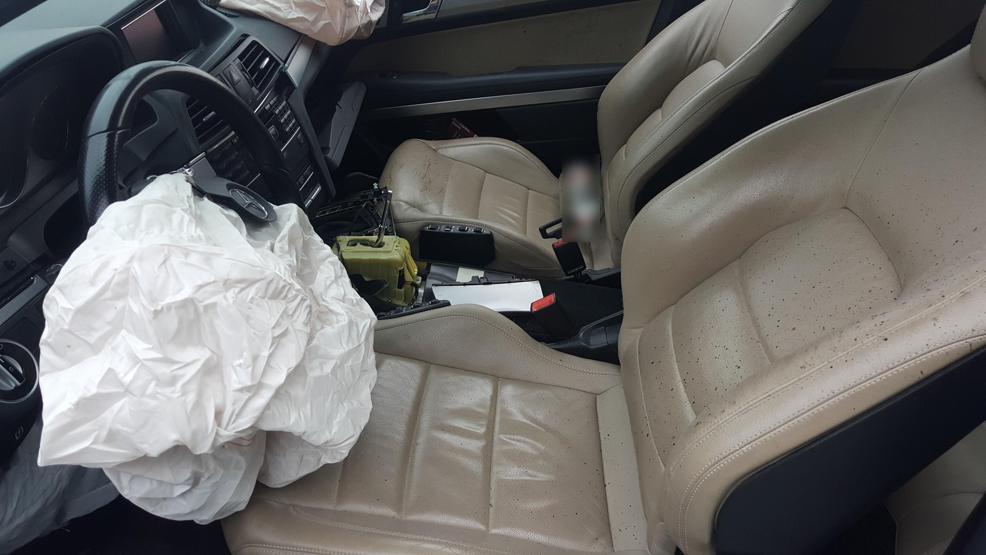 Kazada otomobilin motoru yerinden metrelerce uzağa fırladı
