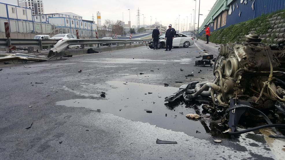 Kazada otomobilin motoru yerinden metrelerce uzağa fırladı