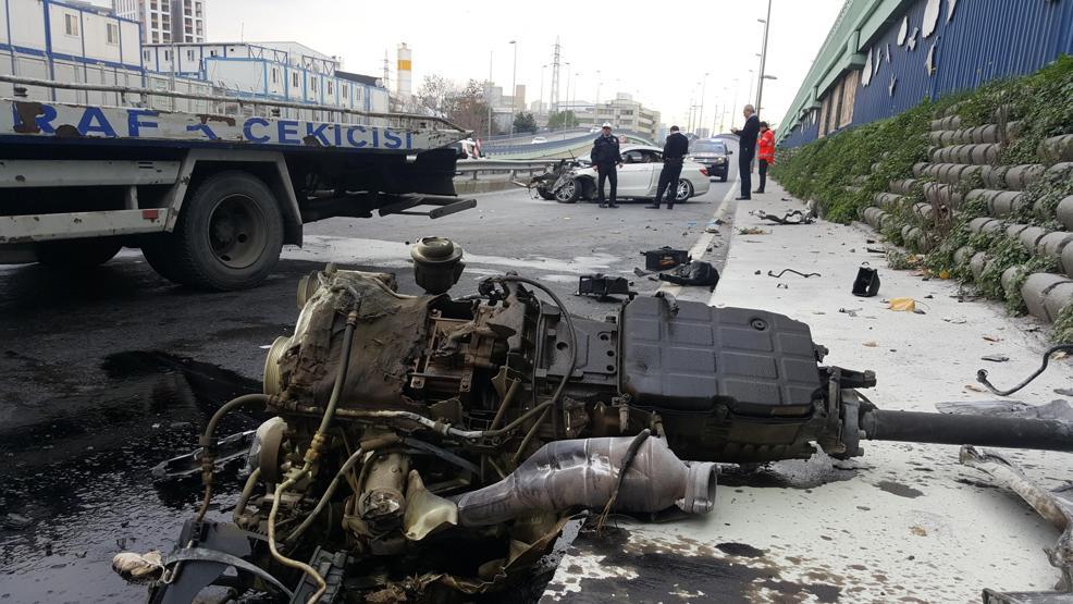 Kazada otomobilin motoru yerinden metrelerce uzağa fırladı