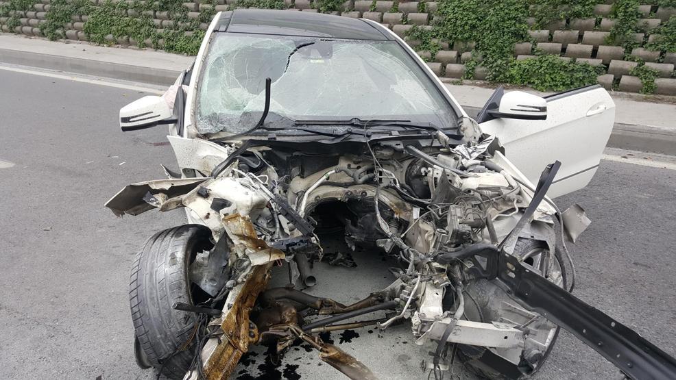 Kazada otomobilin motoru yerinden metrelerce uzağa fırladı