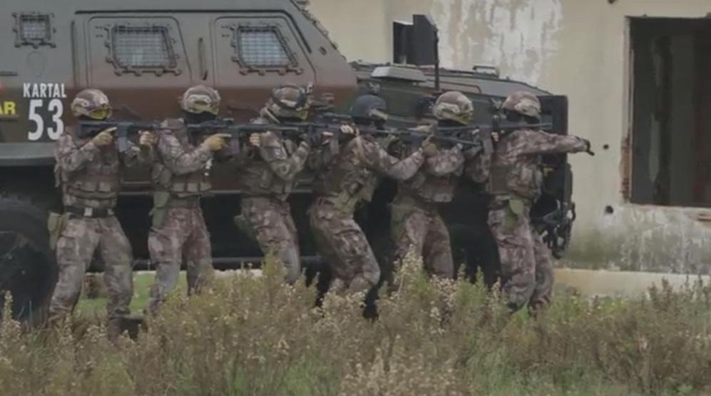 Özel Harekat Polisinden nefes kesen tatbikat