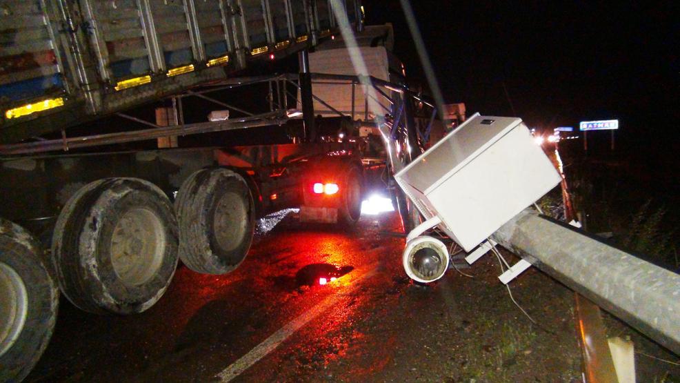 Açılan damper MOBESE direğini devirdi